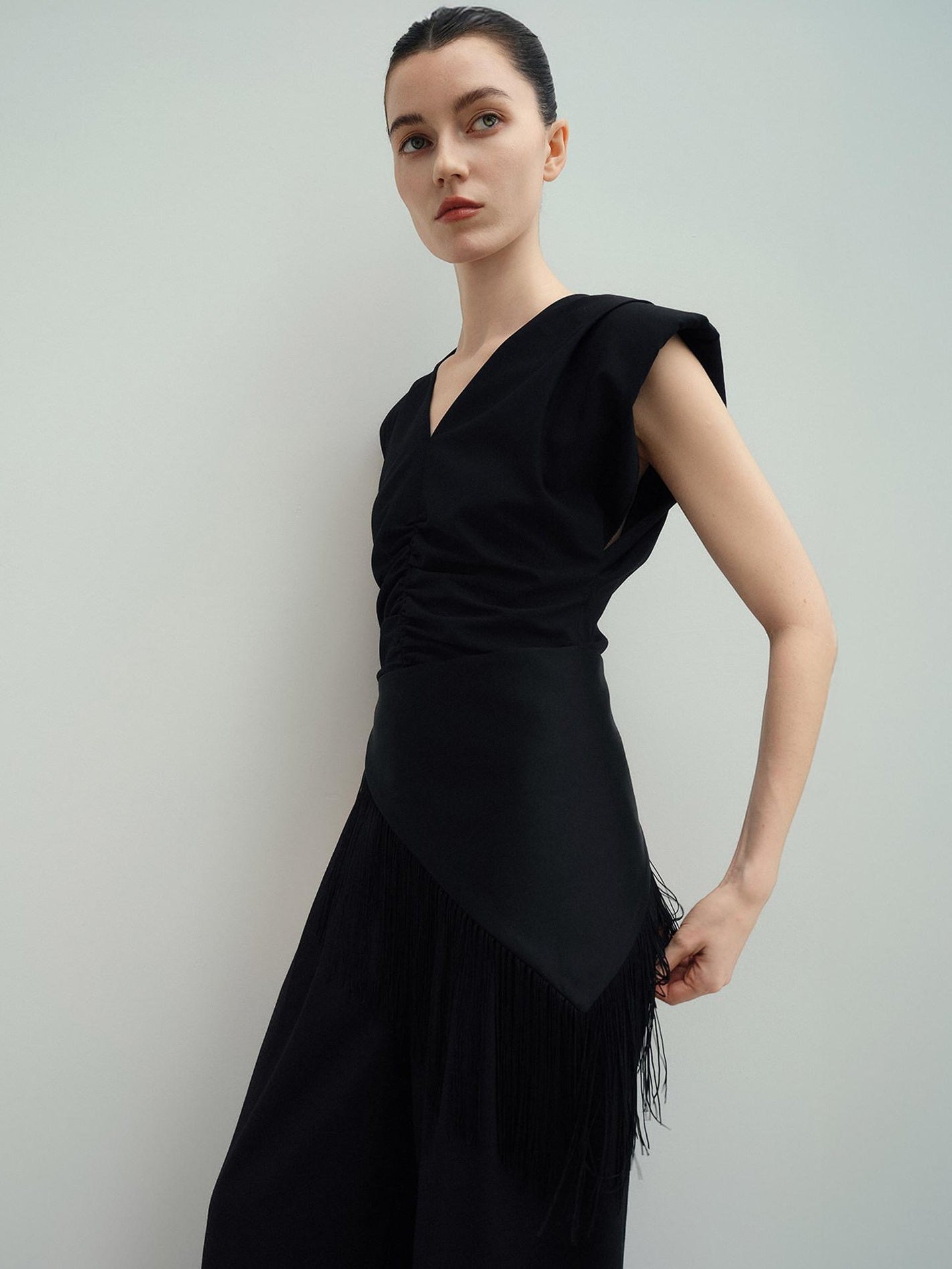 audreyyang Drawstring Pleated Loose V-neck Black Solid Women Off Shoulder Crop Tops