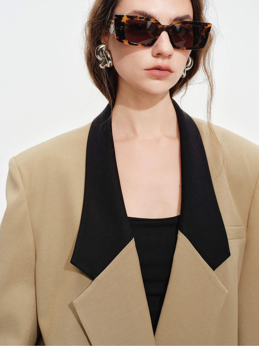audreyyang Khaki Contrast Lapel Blazer Slit Loose Fit Long Sleeve Women Top & Skirt Sets