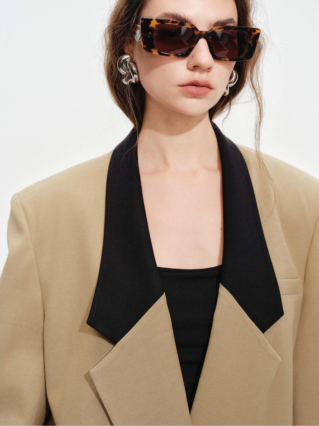 audreyyang Khaki Contrast Lapel Blazer Slit Loose Fit Long Sleeve Women Top & Skirt Sets