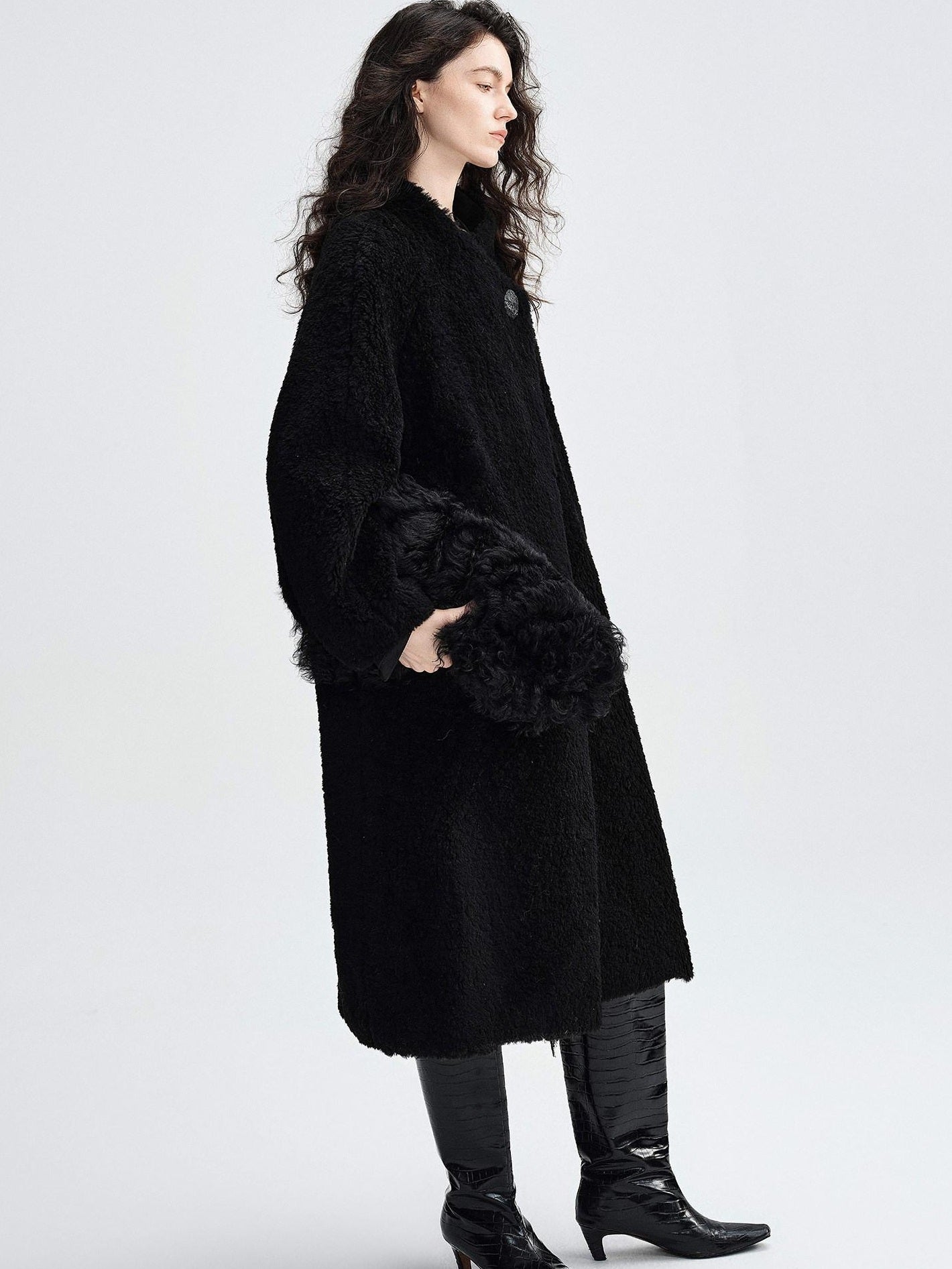 audreyyang Warm Thick Vintage Loose Fit Stand Collar Lambswool Trim Women Black Wool Coats