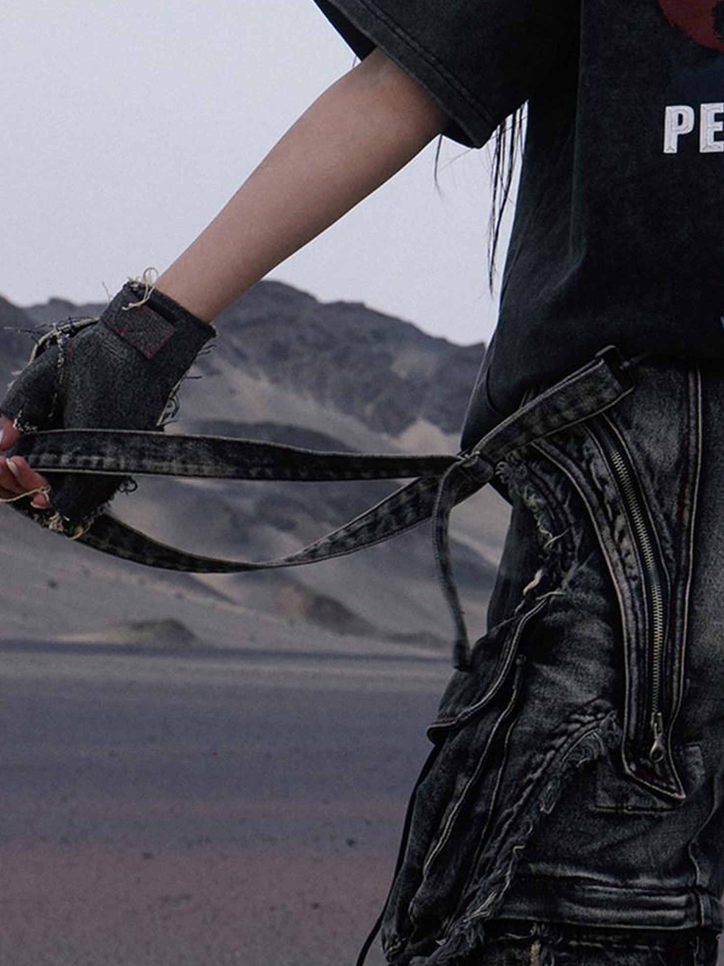 PERSONSOUL Black Reconstructed Detachable Strap Cargo Ripped Women's Denim Wide-leg Jeans