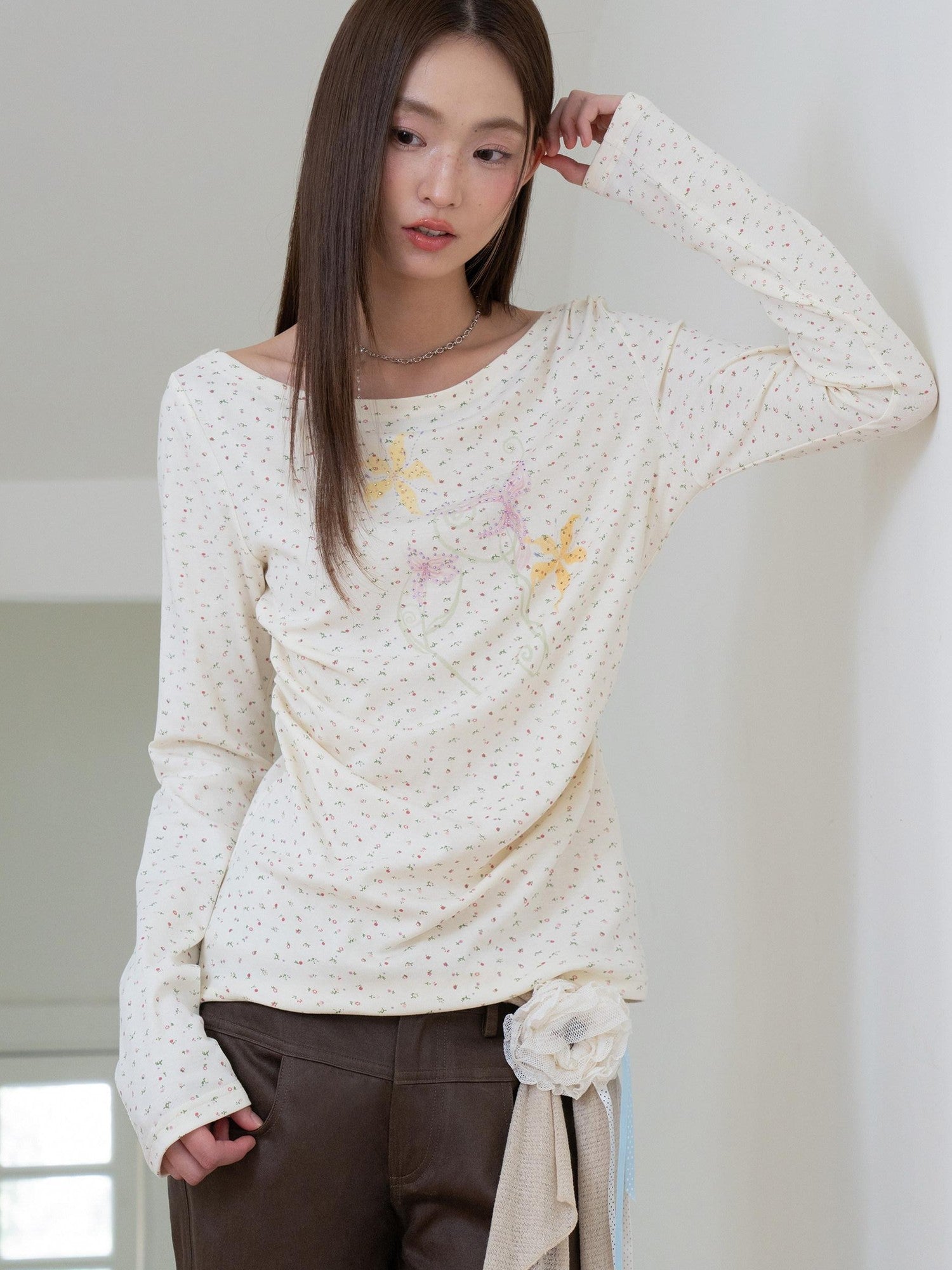 THELIGHT OFFICIAL Ivory Floral Ruching Waist Rhinestone Women's Long Sleeve T-shirts