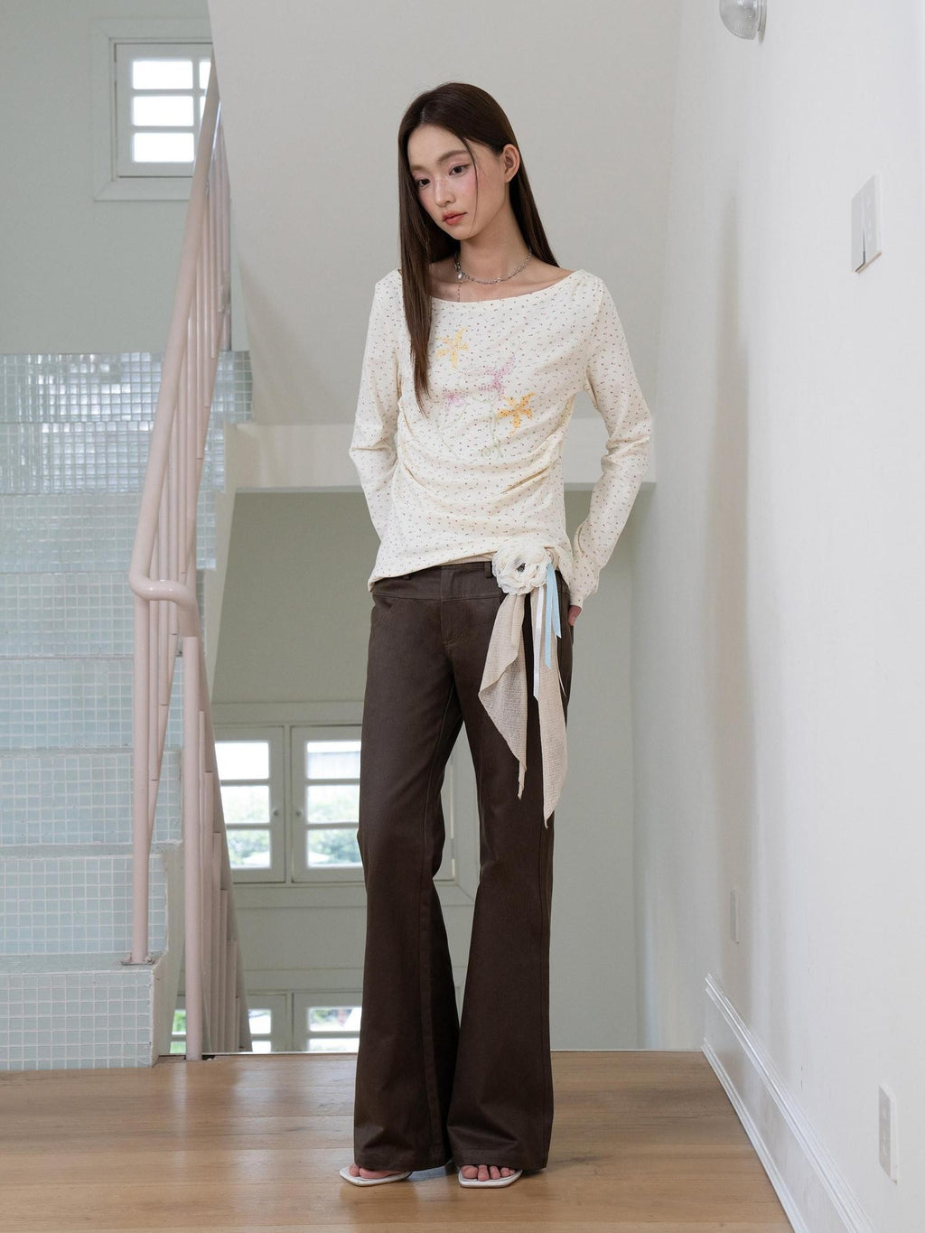 THELIGHT OFFICIAL Ivory Floral Ruching Waist Rhinestone Women's Long Sleeve T-shirts