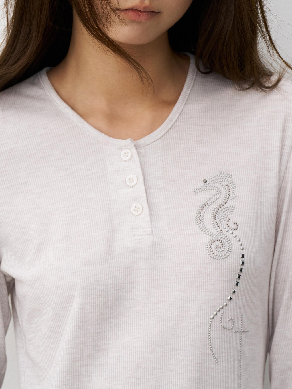THELIGHT OFFICIAL Pale Lilac Seahorse Rhinestone Fur Collar Henley Women's Long Sleeve T-shirts