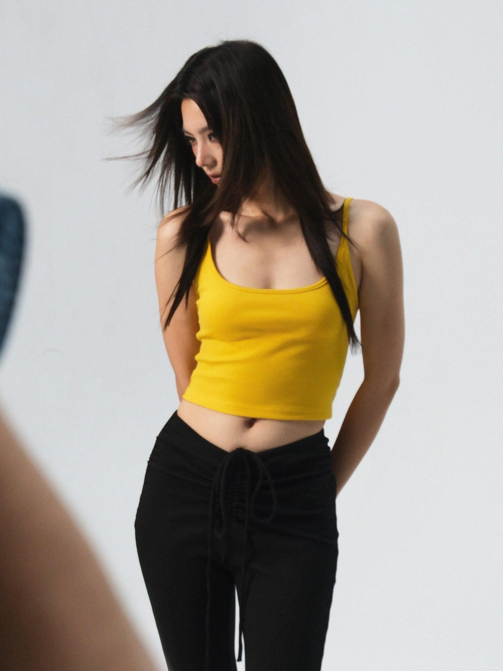 THELIGHT OFFICIAL Yellow Solid Cropped Spaghetti Strap Women's Cotton Spandex Camisoles