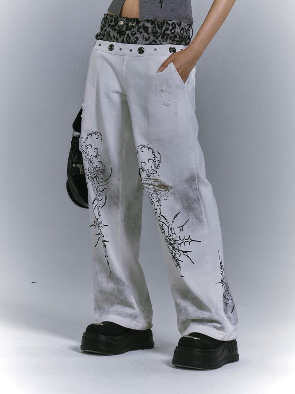 YUKAHOUSE Distressed Graffiti Print Loose Fit Women's Cotton Straight Jeans