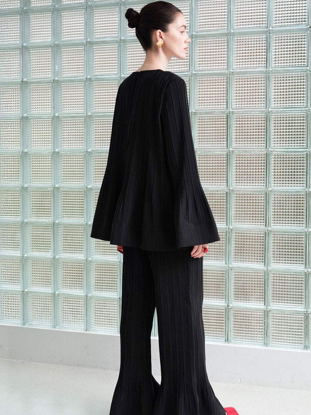 audreyyang Pleated Minimalist Office Loose Fit Bell Sleeve Women Black Polyester Blouses