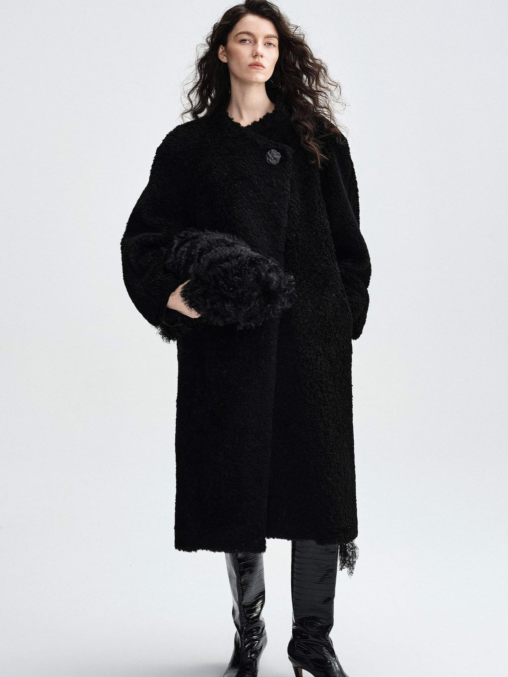 audreyyang Warm Thick Vintage Loose Fit Stand Collar Lambswool Trim Women Black Wool Coats