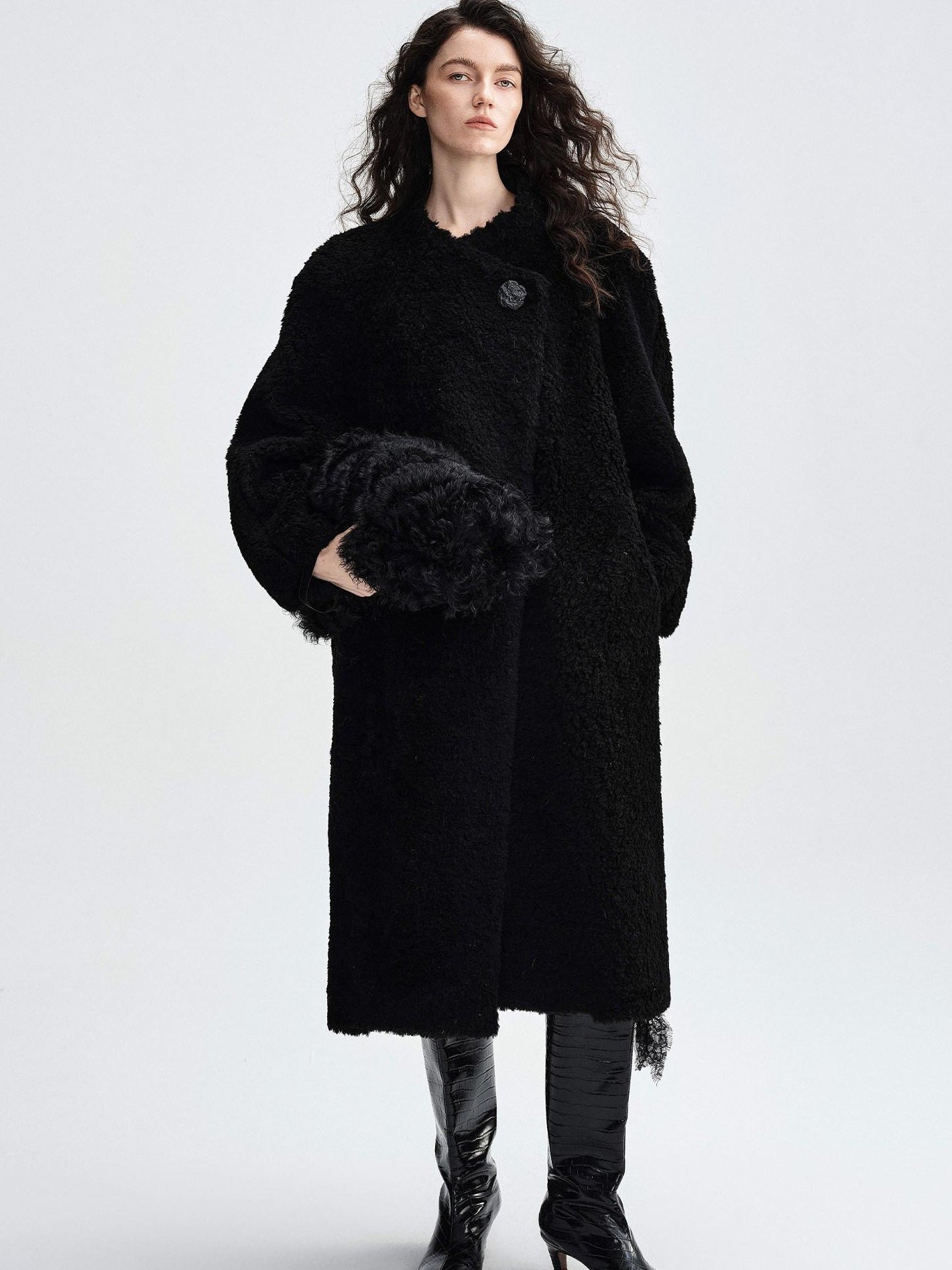 audreyyang Warm Thick Vintage Loose Fit Stand Collar Lambswool Trim Women Black Wool Coats