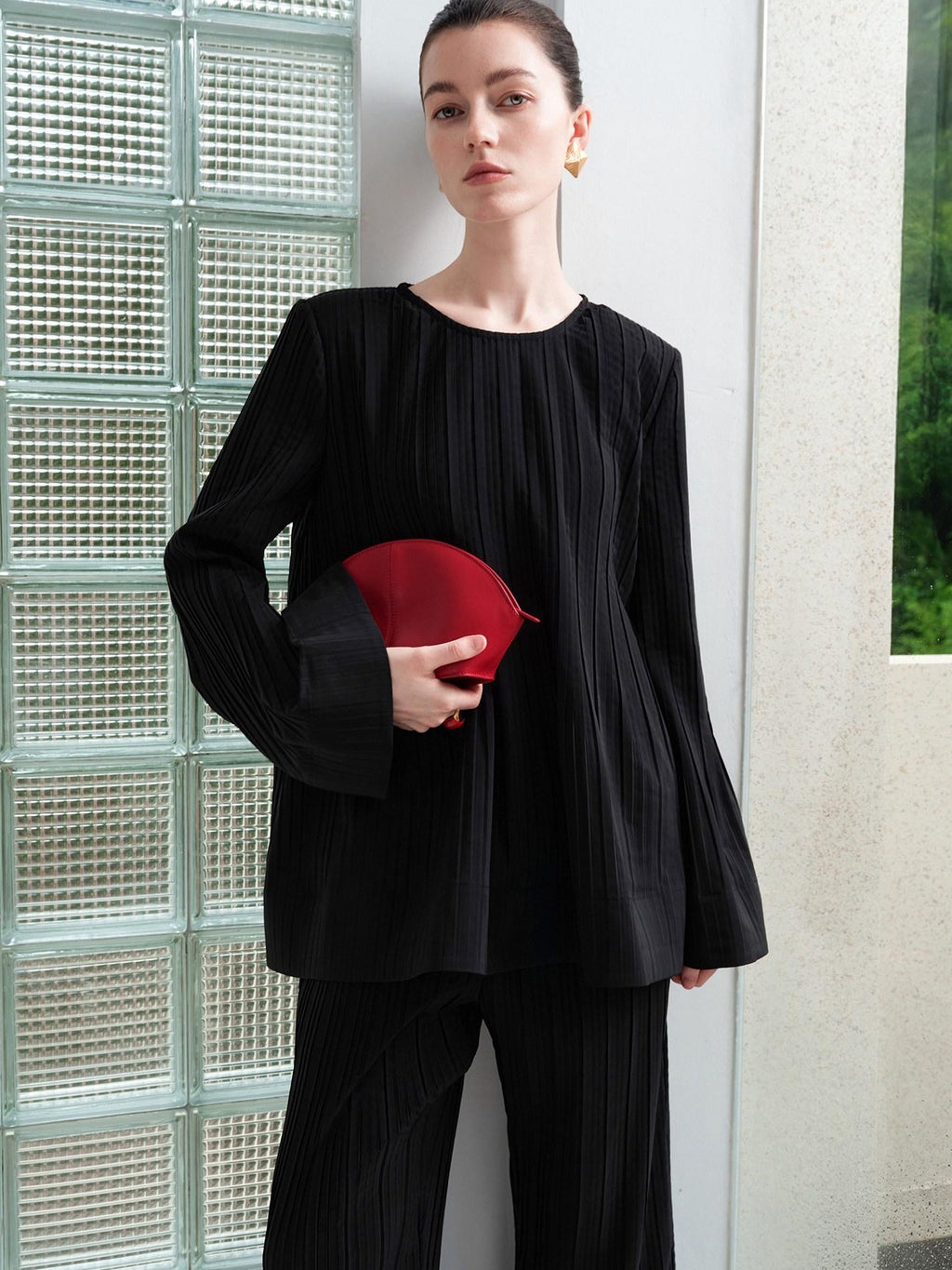 audreyyang Minimalist Office Loose Pleated Bell Sleeve Round Neck Black Blouses