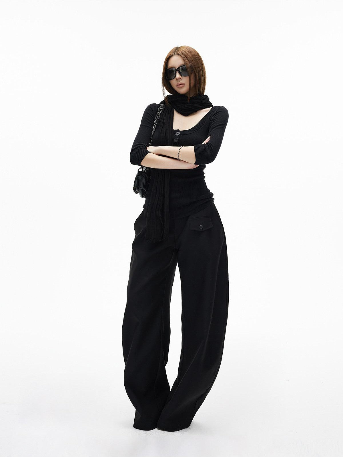 iamxiaa Black Gray Two Tone Structured Pocket Flap Curved Seam Minimalist Women's Chinos